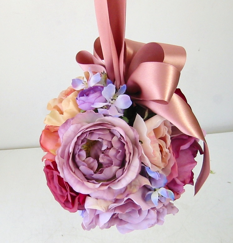 紫とピンクのバラのボールブーケ - フラワースタジオ ノエル