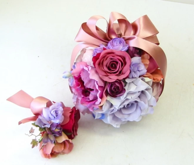 紫とピンクのバラのボールブーケ