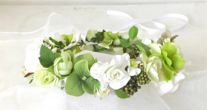 白とダークグリーンの軽めの花冠