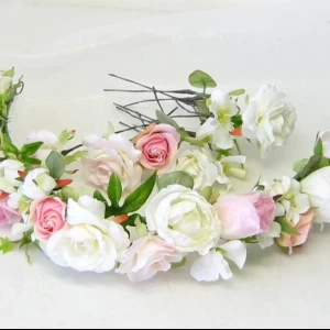 白と淡いピンクの花冠