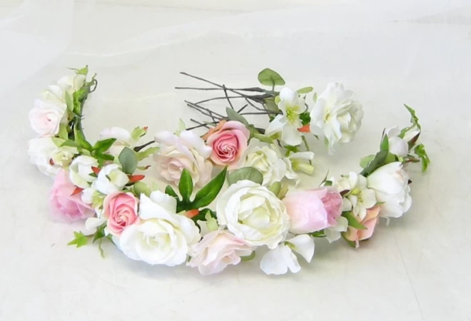 白と淡いピンクの花冠