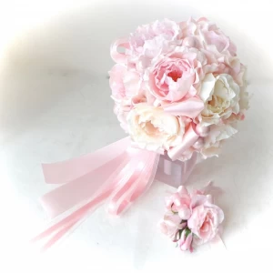 ピンクのバラのロマンチックラウンドブーケ