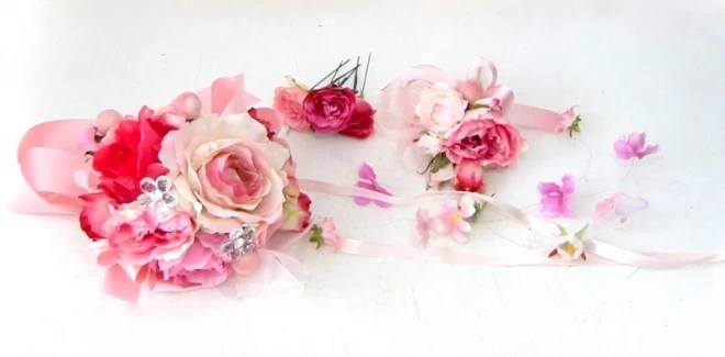ピンクのバラと花リボン飾りのリストブーケ
